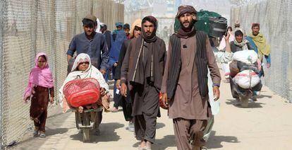 Afganos, en el cruce fronterizo entre Pakistán y Afganistán, este miércoles.