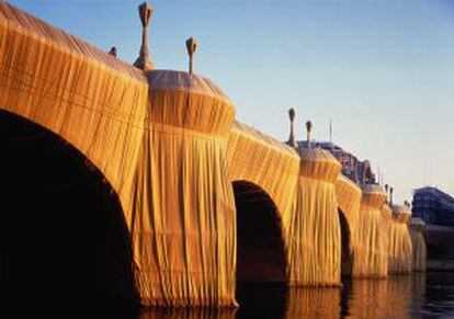 El Pont Neuf de París vestido por el artista búlgaro Christo.