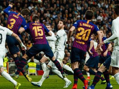 El Real Madrid y el FC Barcelona, en un partido de liga.