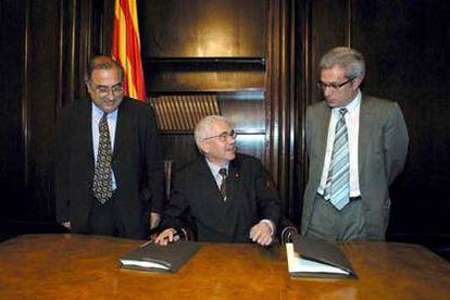 El presidente de la Generalitat, Pasqual Maragall (centro), junto a los consejeros de Presidencia, Joaquin Nadal (izquierda), y de Realaciones Institucionales, Joan Saura durante la firma del decreto de convocatoria del referéndum del nuevo Estatuto de Cataluña.