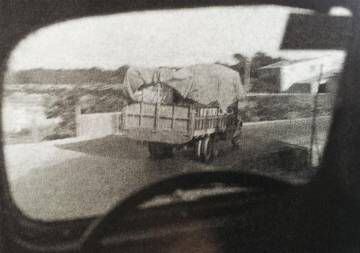 Uno de los camiones transportando las obras camino de la frontera en 1938.