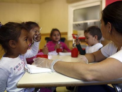 Niños del poblado de El Gallinero (Madrid) almuerzan en el comedor de la escuela infantil de la Fundación Montemadrid Garcia Pita.