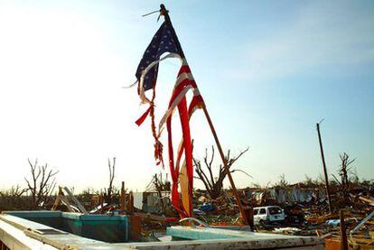 Una bandera estadounidense desgarrada clavada entre los escombros de una de las iglesias de la ciudad de Joplin que ha quedado reducida a escombros.