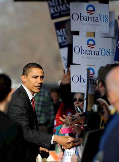 El candidato demócrata Barack Obama saluda ayer a sus partidarios en Manchester.