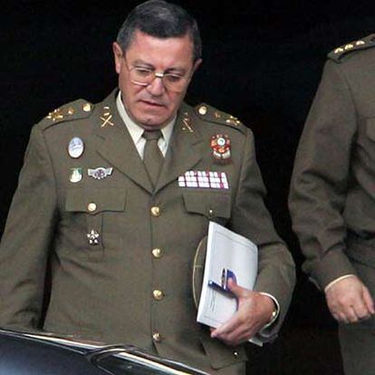 El teniente general José Mena Aguado abandona el Ministerio de Defensa tras ser informado de las sanciones.