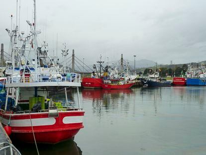 Barcos amarrados en el puerto de Colindres (Cantabria).