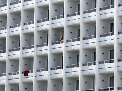 Un bloque de edificios en la zona de la Playa den Bossa (Ibiza).