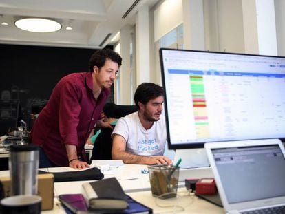 Íñigo Juantegui (izquierda), fundador de Ontruck, en su sede de Madrid. 