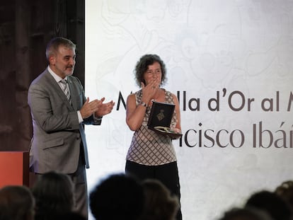 El alcalde  Jaume Collboni entrega la medalla  a la hija del autor Nuria Ibáñez.