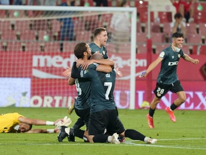 Futbolistas del Rayo Vallecano celebran el ascenso a LaLiga Santander en el campo del Girona FC.