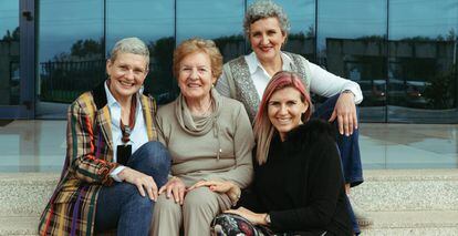 Beatriz Escudero, con sus hermanas, Mª del Mar y Marta, y su madre, Almudena Rubio en el centro.