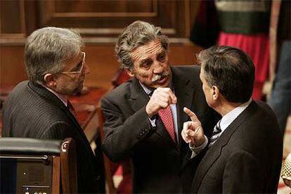 López Garrido (PSOE), en el centro, con Sanchez Llibre (CiU), a la izquierda, y Ramón Jauregui (PSOE).