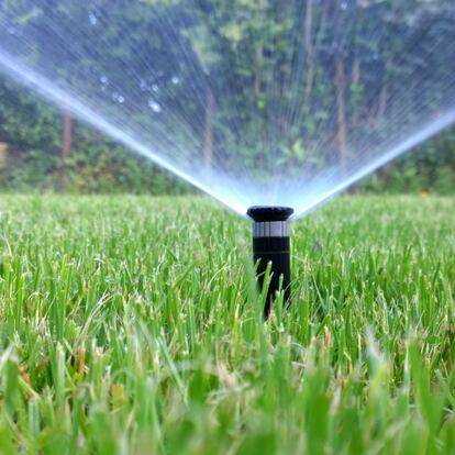 Un sistema de riego automático por aspersores para facilitar el mantenimiento del césped del jardín. GETTY IMAGES