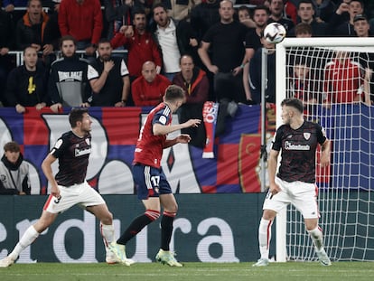 Budimir remata para marcar el primer gol del partido de la Liga entre Osasusna y el Athletic, en El Sadar este jueves.