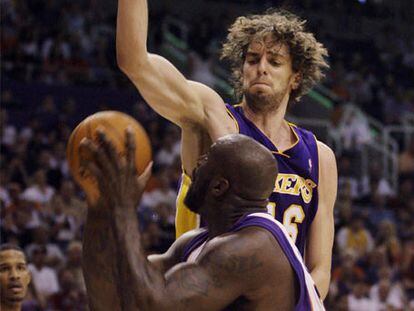 Pau Gasol intenta taponar a Shaquille O&#39;Neal, de los Suns de Phoenix.