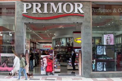 Perfumería Primor en una calle comercial de Málaga.