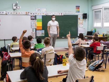 Un profesor da clase en 2º de primaria en el colegio Puerta de la Sierra de Venturada, en el norte de Comunidad de Madrid.