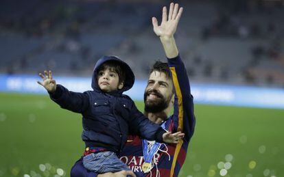 Piqué, amb el seu fill Milan, després de conquistar el Mundial de Clubs.
