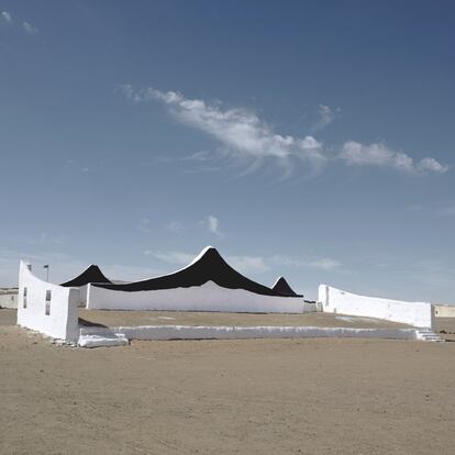 El espectáculo debe continuar. Escenario en Dajla, en el Sáhara Occidental, en el campo de refugiados saharaui.<br><br><i>En sus 30 años como fotógrafa, Ana Nance (Carolina del Sur, EE UU, 1969) ha viajado a más de 80 países, entre ellos algunos de los grandes territorios del África septentrional y Oriente Próximo, de Marruecos a Arabia Saudí, pasando por Argelia, Egipto, Sudán o Qatar</i></br>