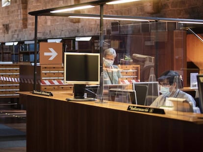 Trabajadores de la Biblioteca de Catalunya, el pasado viernes.