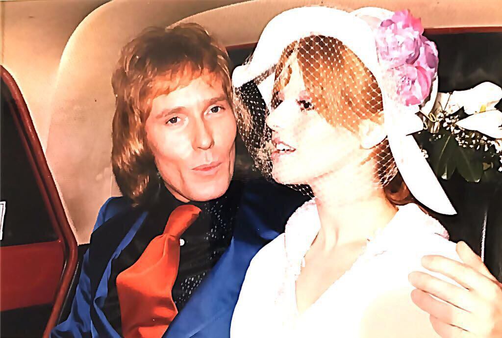 Bertha y Mike Kennedy, voz de Los Bravos, en 1973 el día de su boda falsa para la sección 'Bertha Ficción'. La prensa del corazón creyó que era una boda real y salió en muchas revistas.