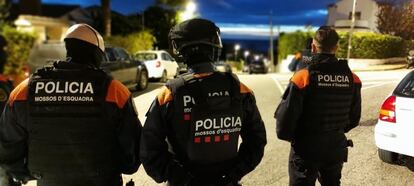 Tres mossos d'esquadra, durante una operación policial.