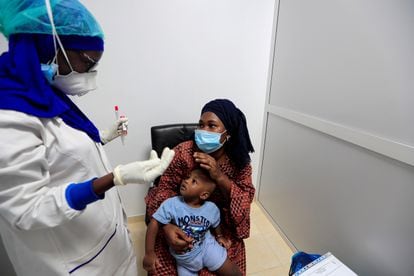 Una trabajadora sanitaria se dispone a realizar una prueba serológica a una mujer en Dakar, Senegal, en julio de 2020.