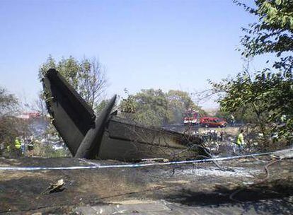 La cola del avión MD-82 de Spanair, tras estrellarse al despegar de Barajas.