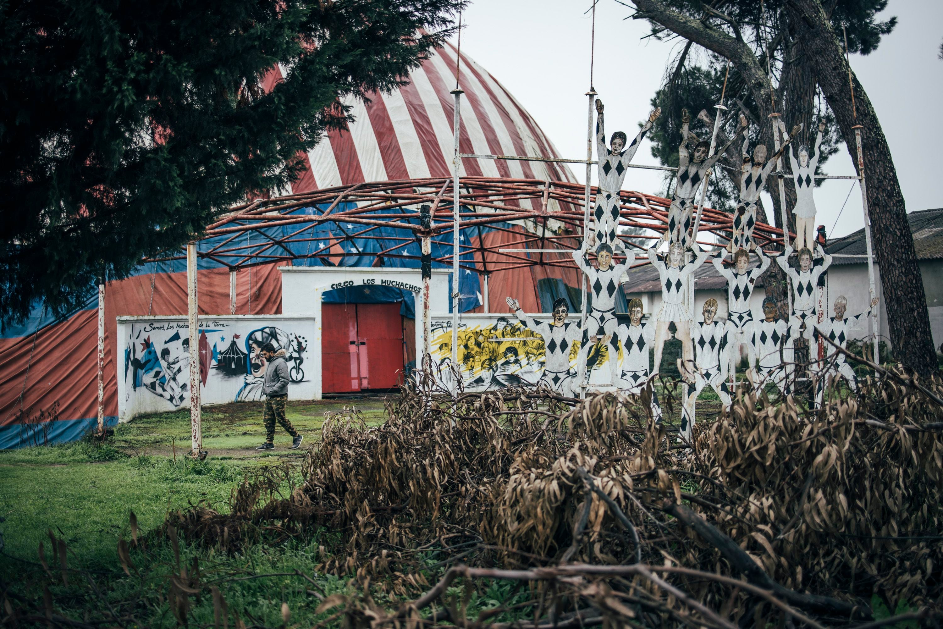 Uno de los jóvenes que aún vive en el lugar pasea por las ruinas del circo de la antigua Ciudad de los Muchachos de Benposta, a las afueras de Ourense.