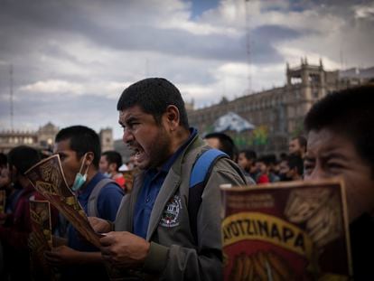 Familiares de los estudiantes desaparecidos de Ayotzinapa durante una protesta en Ciudad de México.