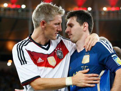 Leo Messi recibe el consuelo del alemán Schweinsteiger tras perder la final del Mundial 2014.