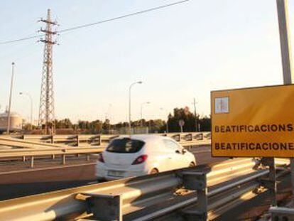 Unos carteles indican c&oacute;mo acceder a la ceremonia del pr&oacute;ximo domingo. 