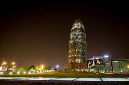 La Torre Agbar, apagada después de medianoche.