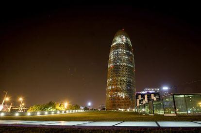 La Torre Agbar, apagada despu&eacute;s de medianoche.