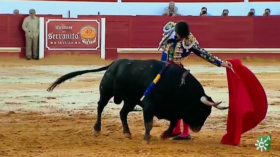 Al fondo, junto al burladero, Ricardo Gallardo, ganadero de Fuente Ymbro, mientras Esaú Fernández lidia al primer toro.