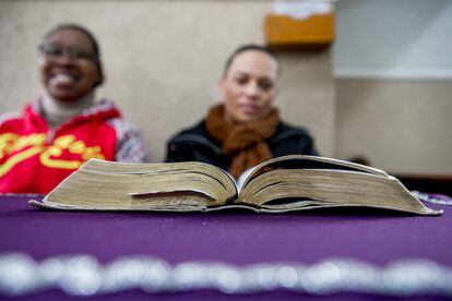 Dos fieles y una Biblia, en la Iglesia Evangélica Asamblea de Dios del barrio de Ipiranga, en São Paulo, a principios de septiembre. 