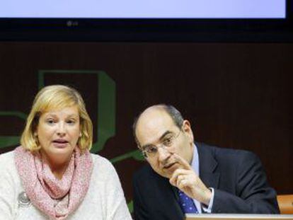 El consejero de Salud, Jon Darpón, junto a la presidenta de la comisión de Hacienda y Presupuestos, Susana Corcuera.