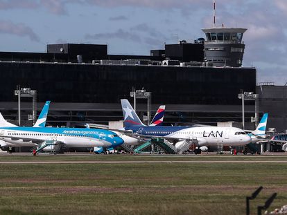 Un avión de Latam estacionado junto a otros de su competidora Aerolíneas Argentinas en el aeropuerto de Buenos Aires, el 14 de abril de 2020.