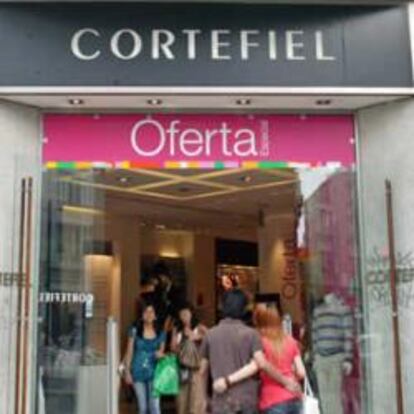 Tienda de Cortefiel con un reclamo de oferta en su entrada