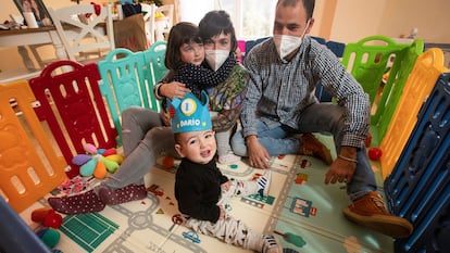 Darío Coracho Lozano junto a sus padres, Andrea y Ángel, y su hermana Delia en su casa en Tórtola de Henares (Guadalajara).