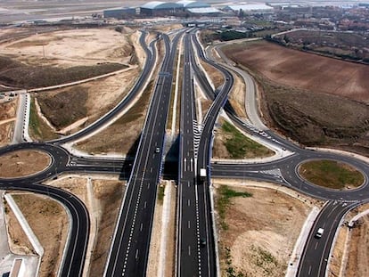 Autopista construida por OHLA en Madrid, en una imagen de archivo.