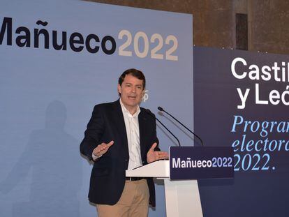El candidato del PP a la presidencia de la Junta de Castilla y León, Alfonso Fernández Mañueco, en un acto preelectoral de su partido, este martes en Becerril de Campos (Palencia).