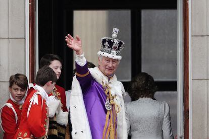 Carlos III saluda este sábado al público desde el balcón del palacio de Buckingham.