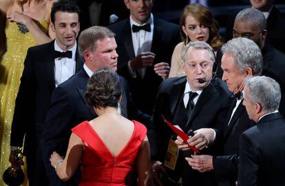 La escena de confusión tras el error eal anunciar la ganadora de la mejor película en los Oscar.
