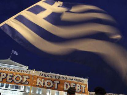 Varias personas se concentran frente al Parlamento de Atenas, Grecia. 