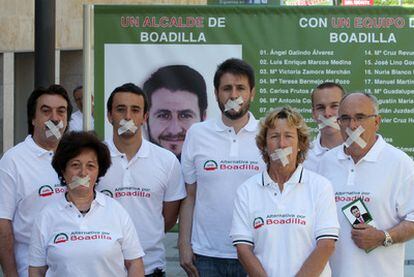 El concejal de Alternativa por Boadilla, Ángel Galindo, en el centro, en un acto de campaña la semana pasada.