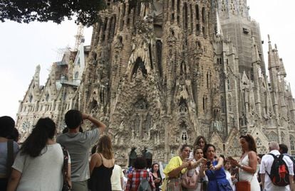 Grupos de turistas frente a la Sagrada Familia en Barcelona.