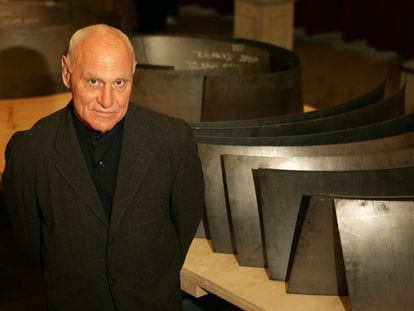 Richard Serra, ante las maquetas de 'La materia del tiempo' para el Museo Guggenheim de Bilbao, en 2005.