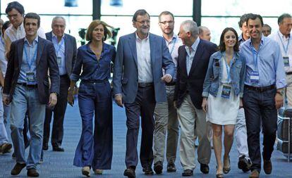 Mariano Rajoy a la seva arribada avui a la conferència política del PP acompanyat per dirigents del partit.