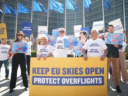 Entrega de firmas de Ryanair en la oficina de la Comisión Europea en Bruselas.